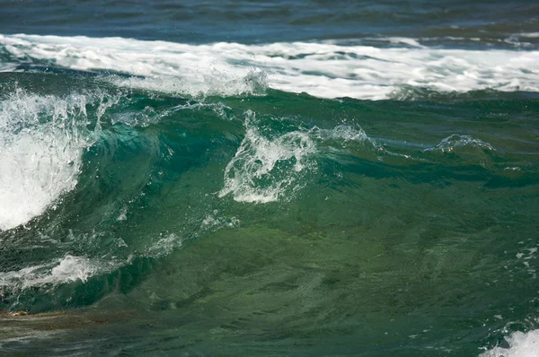 Гуркіт хвиль на узбережжі пали Na — стокове фото