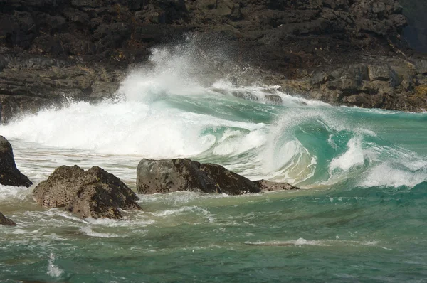 Crashing Wave на побережье На Пали — стоковое фото
