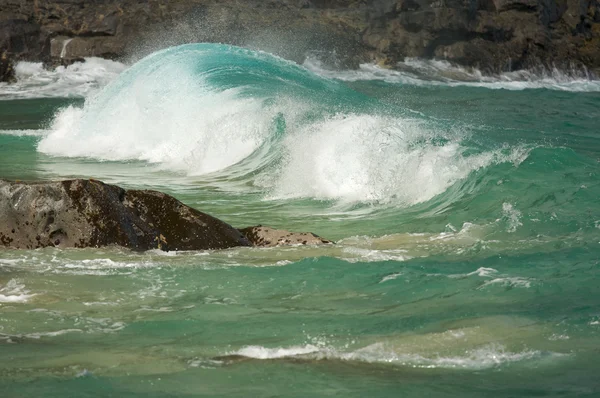 Crashing Wave on the Na Pali Coast — Stock Photo, Image