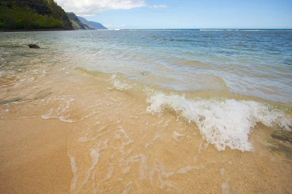 Krachende Welle an der Küste von na pali — Stockfoto