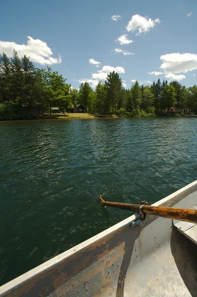 Cena do lago em um barco a remos — Fotografia de Stock
