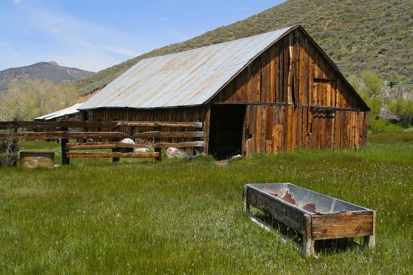 Rustykalne opuszczonej stodoły — Zdjęcie stockowe