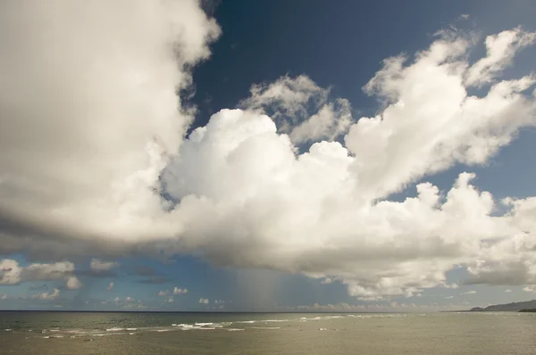 Dramatische wolken boven tropische kustlijn op kauai — Stockfoto