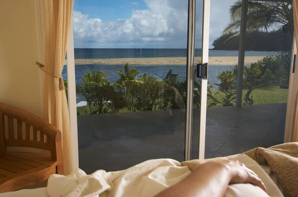 Tropické přímořské pohled z postele — Stock fotografie