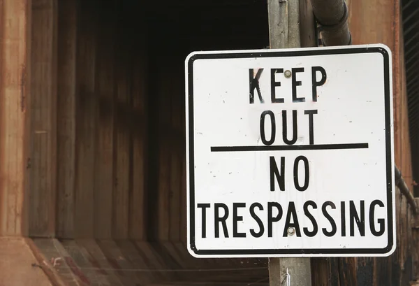 Keep Out Sign and Abandoned Building — Stock Photo, Image