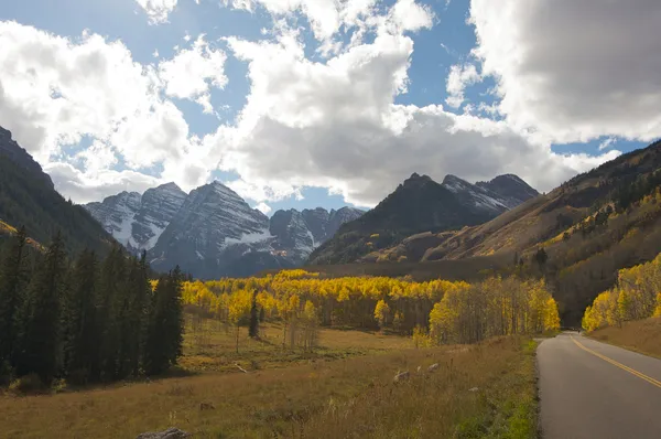 Road to Maroon Bells and Maroon Lake in Aspen Co — Stock Photo, Image