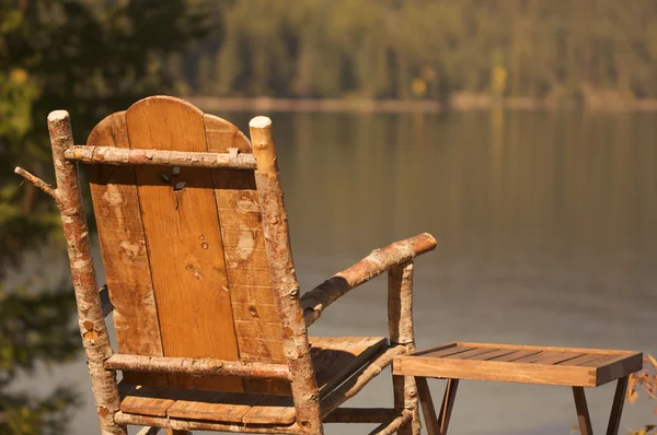 Spokojny ranek scena jeziora z krzesła i stół — Zdjęcie stockowe