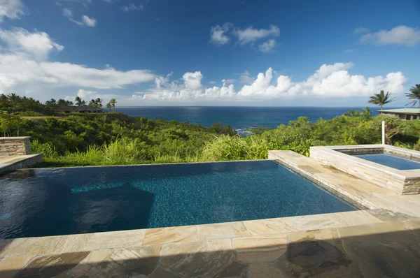 Zwembad en hot tub met uitzicht op de Oceaan — Stockfoto