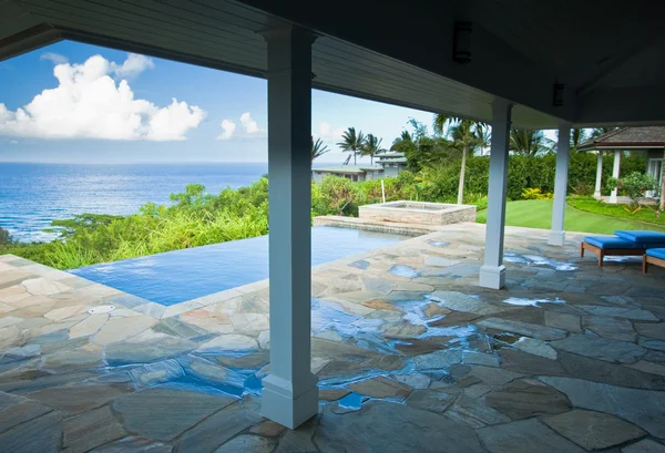 Piscina e banheira de hidromassagem com vista para o oceano — Fotografia de Stock