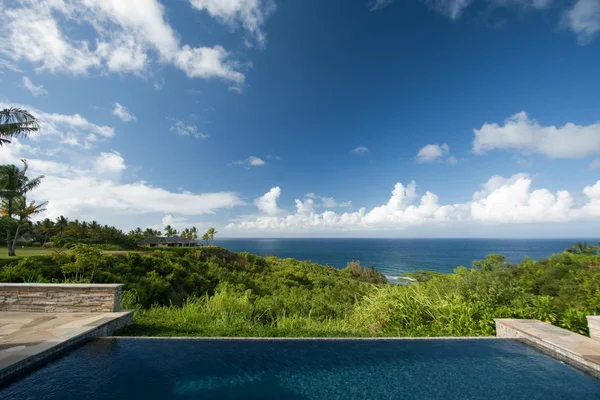 Zwembad en hot tub met uitzicht op de Oceaan — Stockfoto