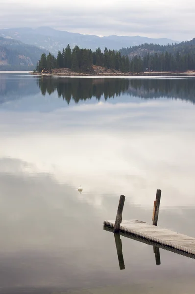 Escena del lago y muelle mañana tranquila — Stok fotoğraf