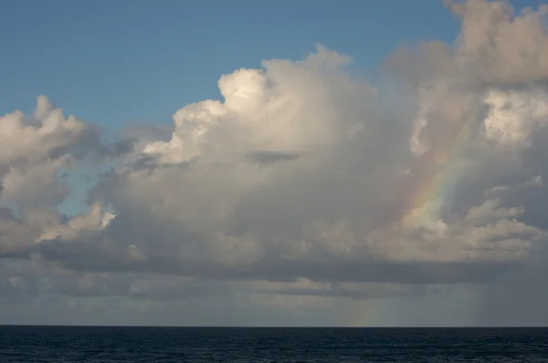 Nubes dramáticas sobre la costa tropical en Kauai — Foto de Stock