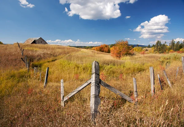 Bellissimo paesaggio autunnale con fienile rustico, recinzione — Foto Stock