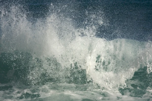 Dramatische Shorebreak Wave op een heldere ochtend. — Stockfoto