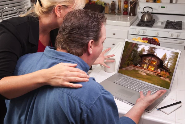 Ζευγάρι χρησιμοποιώντας φορητό υπολογιστή με καμπίνα στην οθόνη — Φωτογραφία Αρχείου
