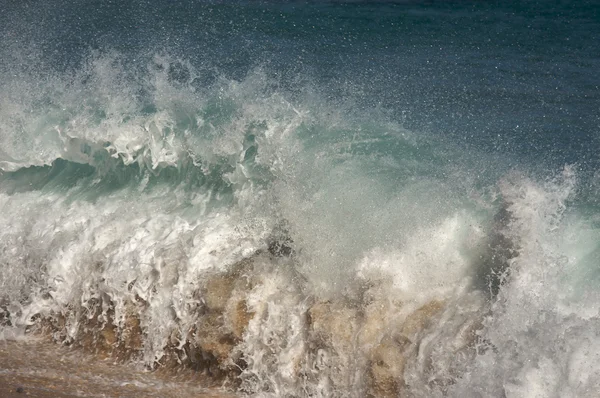 Dramatický Shorebreak Wave za jasného rána. — Stock fotografie