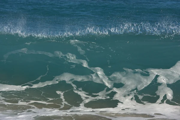 Dramatische Shorebreak-Welle an einem klaren Morgen. — Stockfoto