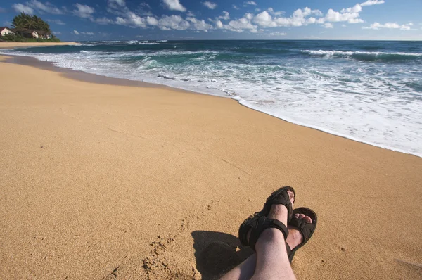 Man ontspant op tropische kustlijn op kauai, hawa — Stockfoto