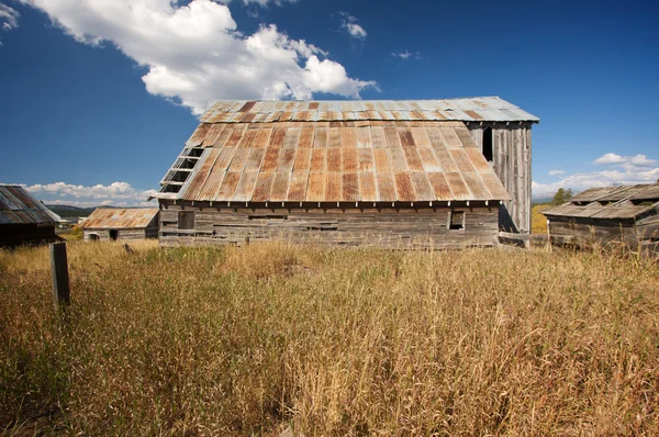 Scena rustykalne stodoła z głęboko niebieski niebo i chmury — Zdjęcie stockowe