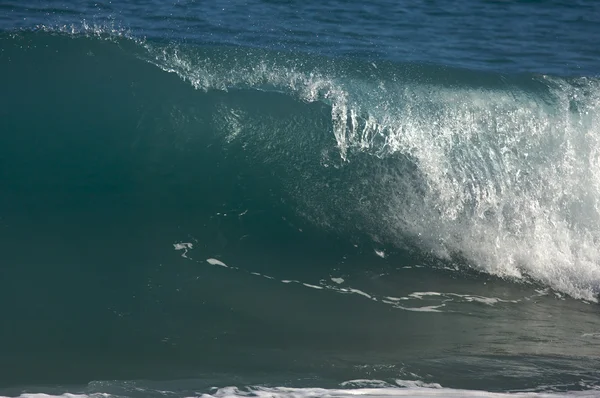 Drammatico Shorebreak Wave in una mattina limpida . — Foto Stock