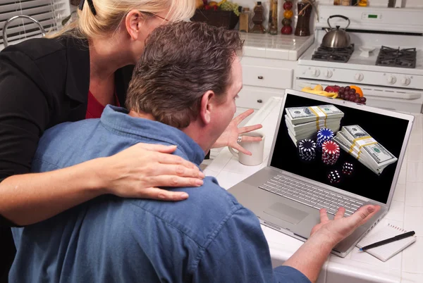 Ζευγάρι χρησιμοποιώντας φορητό υπολογιστή με χρήματα στην οθόνη — Φωτογραφία Αρχείου