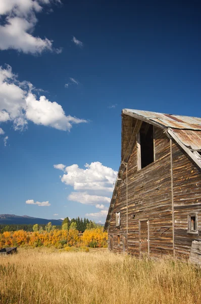 Scena rustykalne stodoła z głęboko niebieski niebo i chmury — Zdjęcie stockowe