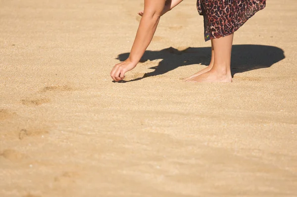 Mujer Shell Buscando en una playa en Hawaii — Foto de Stock