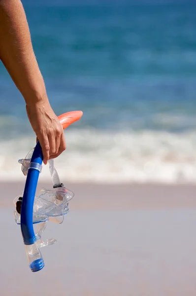 Kobieta trzyma snorkeling sprzęt na brzegu — Zdjęcie stockowe