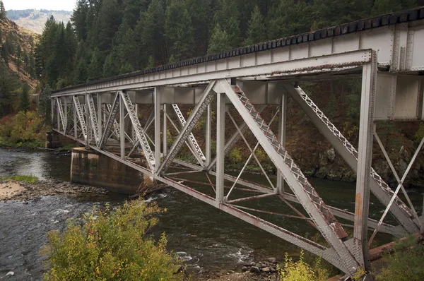 Залізо залізничного мосту над гірській річці — стокове фото