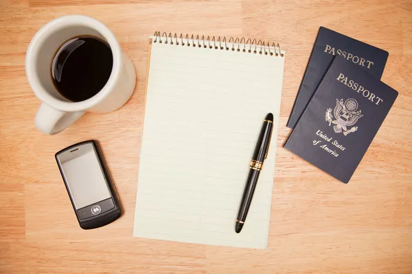 Podkładka, pióra, paszporty, kawy i telefon — Zdjęcie stockowe