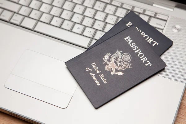 Bir dizüstü bilgisayarda iki pasaport — Stok fotoğraf