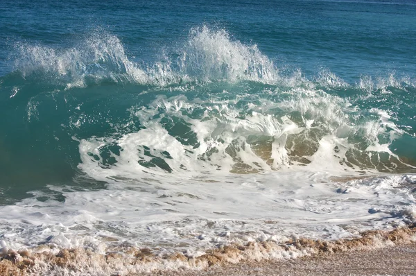 Dramática ola Shorebreak en una mañana clara . — Foto de Stock