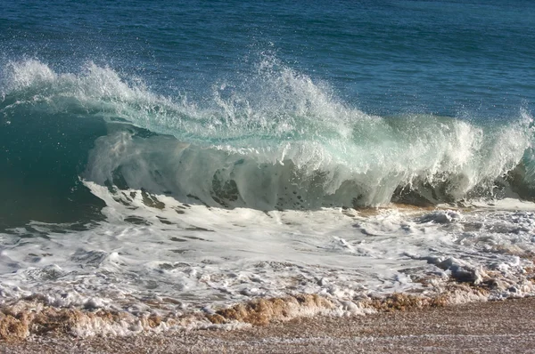 Dramatický Shorebreak Wave za jasného rána. — Stock fotografie