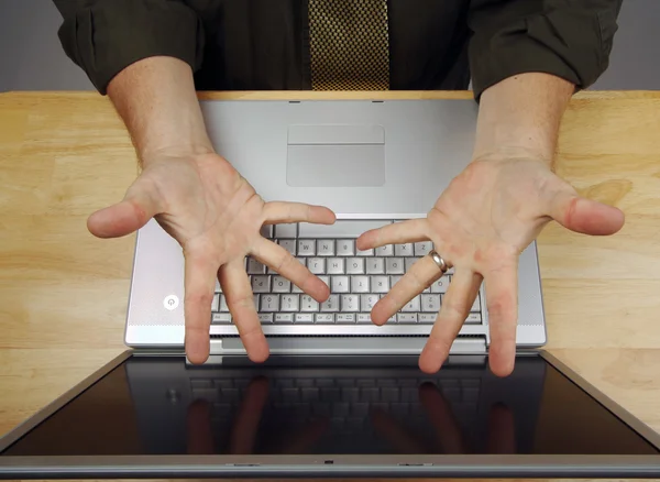 Homem frustrado usando laptop — Fotografia de Stock