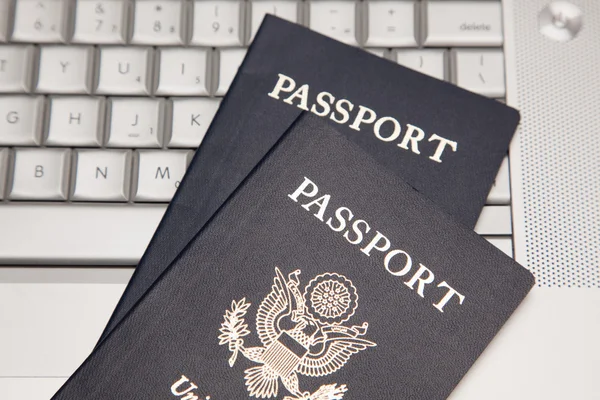 Два паспорта на ноутбуке — стоковое фото