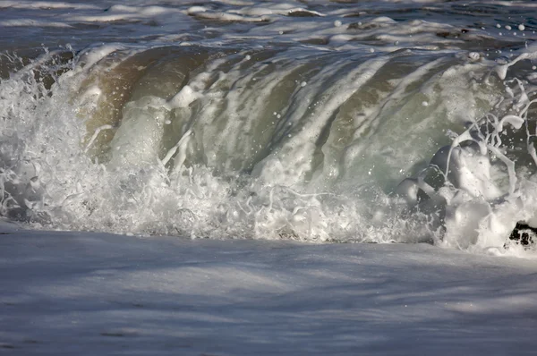 Dramatyczna fala Shorebreak w pogodny poranek. — Zdjęcie stockowe