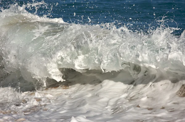 Dramatische Shorebreak Wave op een heldere ochtend. — Stockfoto