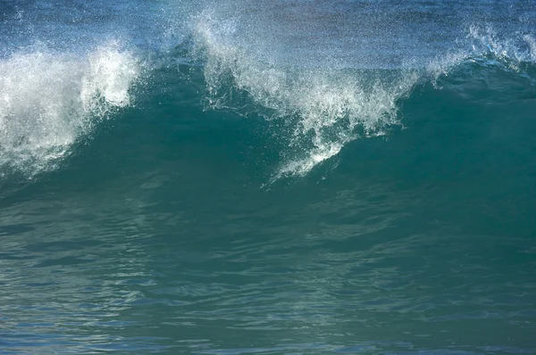 Dramatische Shorebreak Wave op een heldere ochtend — Stockfoto