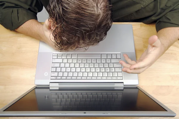 Frustrierter Mann benutzt Laptop — Stockfoto