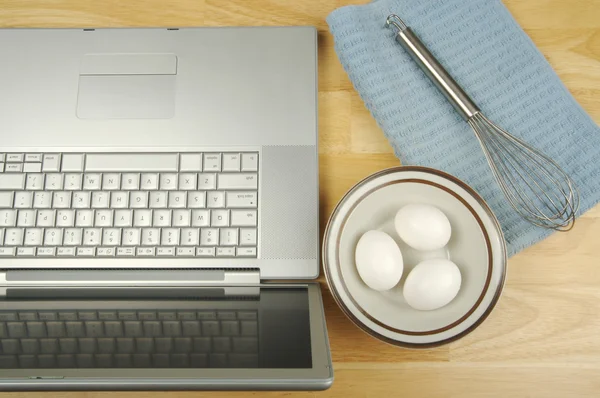 Laptop, eieren en mixer — Stockfoto