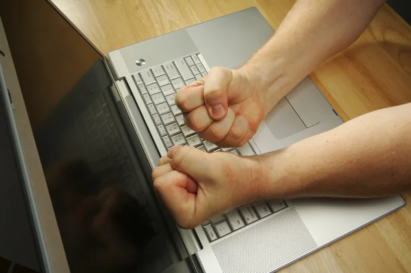 Dizüstü bilgisayar kullanan sinirli adam — Stok fotoğraf