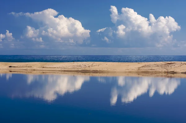 与云彩在考艾岛、 夏威夷热带海岸线 — 图库照片