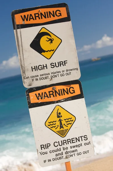 冲浪和警告标志在夏威夷海滩上的电流 — 图库照片