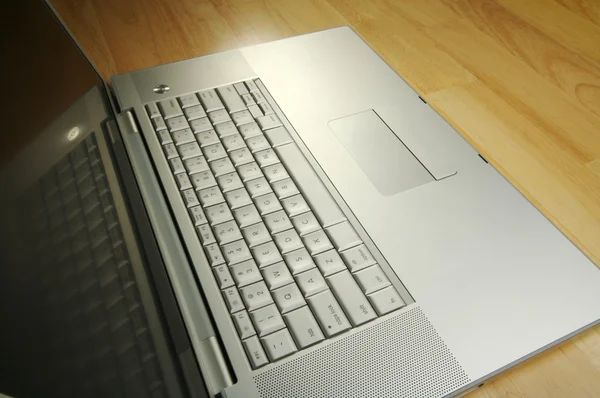 Schuine laptop afbeelding op Bureau — Stockfoto