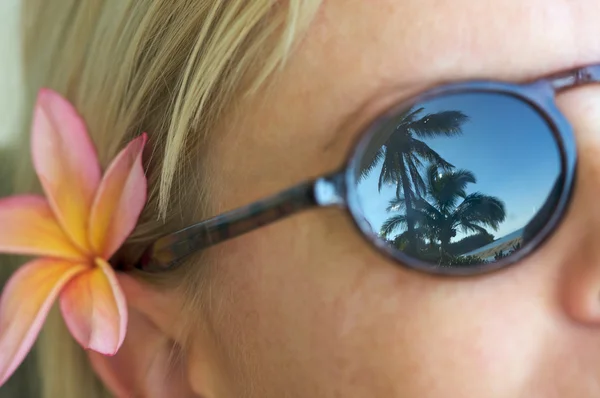 Жінка розслабляється під час сонцезахисних окулярів відображати — стокове фото