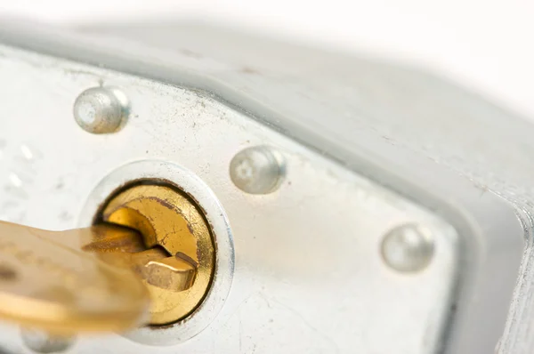 Close-up van gouden sleutel in hangslot — Stockfoto