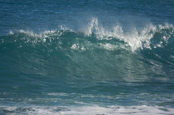 Dramatische Shorebreak Wave op een heldere ochtend — Stockfoto