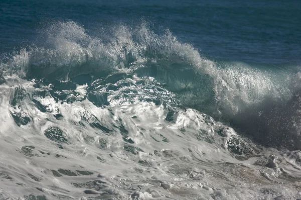 Драматичні Shorebreak хвиля — стокове фото