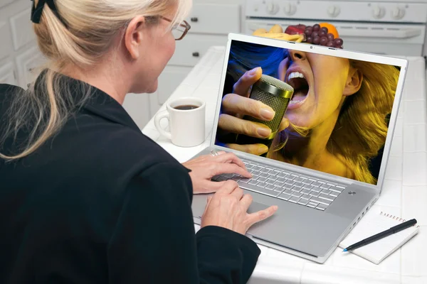 Γυναίκα χρησιμοποιώντας φορητό υπολογιστή για τη μουσική — Φωτογραφία Αρχείου