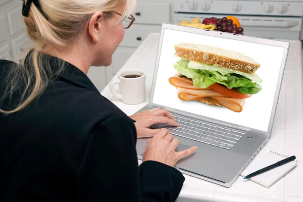 Mädchen mit Laptop, Sandwich auf dem Bildschirm — Stockfoto